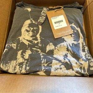 NEW WITH TAG, MAGNOLIA PEARL KINDRED SPIRIT SITTING BULL TEE(OSFM)